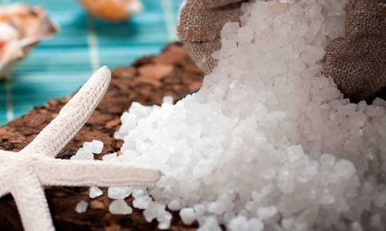 Не только для еды: какие бытовые вопросы можно решить с помощью соли