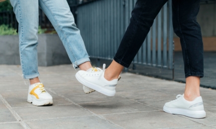 Ваша белая обувь будет сиять всегда: хитрый трюк для очистки подошвы за 10 мин (ВИДЕО)