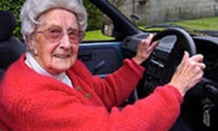 В 88 лет старушка впервые села за руль!