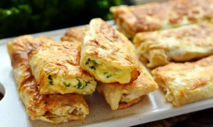 Вкусное и сытное блюдо вместо пирожков: готовим непревзойденные конвертики из лаваша за 15 мин (РЕЦЕПТ)