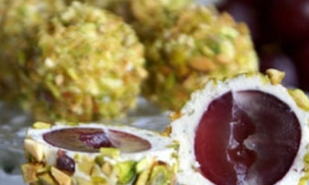 Вкусный праздник: сырные шарики с виноградом