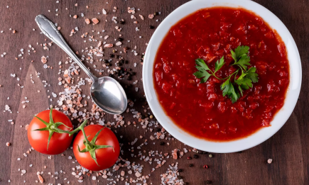 Лайфхак для закоханих: один простий продукт допоможе врятувати пересолений суп