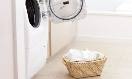 Мудрые хозяйки больше не развешивают мокрую одежду по всему дому: простой лайфхак со стиральной машиной