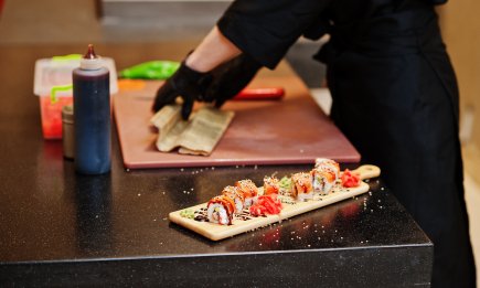 Этот японский обычай удивляет всех туристов: сделаете так – и официант побежит за вами