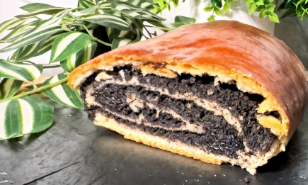"Начинки больше, чем теста": рецепт вкуснейшего макового рулета (ВИДЕО)