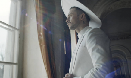 Сергей Лазарев появился в образе "молодого Папы" в новом клипе "Шепотом": премьера видео