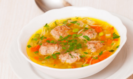 Спасет в холодный вечер: "золотой" рецепт яркого супа с фрикадельками