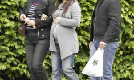Беременная Ани Лорак на прогулке в ботаническом саду. ФОТО