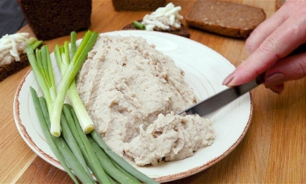 Ця єврейська намазка завжди буде у вашому холодильнику: проста закуска від Клопотенка (РЕЦЕПТ)