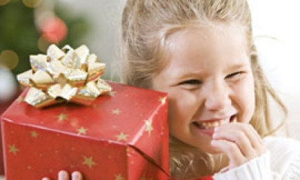 Как оригинально вручить новогодний подарок ребенку?