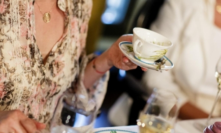 Чаювання по-королівськи: колишній дворецький короля Чарльза розповів, як правильно пити чай