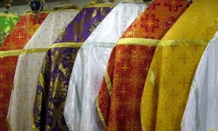 О чем свидетельствуют цвета риз священников и убранства храмов?