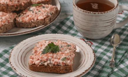 Кладем крабовые палочки на хлеб и отправляем в духовку: все будут в восторге от таких бутербродов (ВИДЕО)