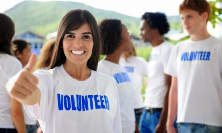 Как стать волонтером и помогать людям