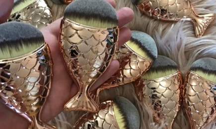 Креатив в макияже: кисти для макияжа в виде русалочьих хвостов стали хитом в Сети