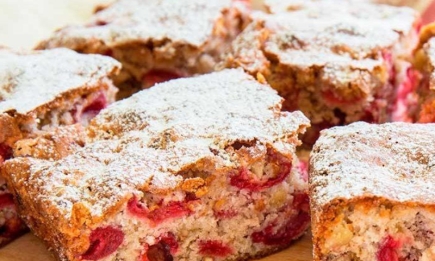 Рецепт новогодней выпечки: готовим пирог с вишнями и орехами