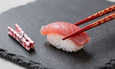 Як за хвилину зробити навчальні палички для суші зі звичайних: маленька хитрість, що врятує