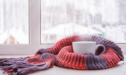 Этот "деревенский" метод утепления бьет все рекорды: как устранить сразу все сквозняки в доме