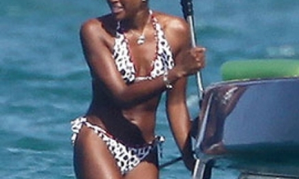 Наоми Кэмпбелл на яхте в Майами в одном купальнике. ФОТО
