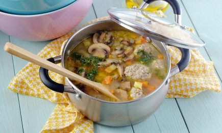 Якщо є жменька фаршу та трохи грибів: цей дивовижний “Сільський” суп будуть просити кожен день (РЕЦЕПТ)