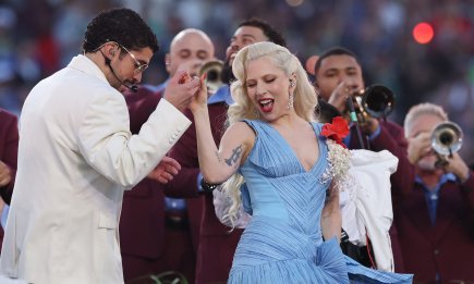 Такого еще не было: во время выступления Bad Bunny и Леди Гага на Суперболе-2026 сыграли настоящую свадьбу (ВИДЕО)