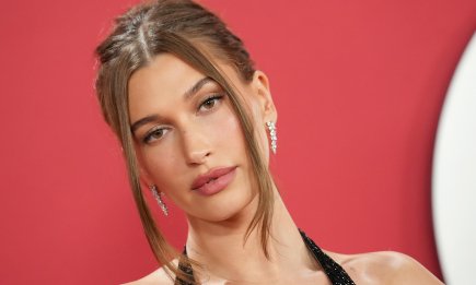 Триумф дерзости: Хейли Бибер появилась на премии GQ в полностью прозрачном платье с открытой спиной (ФОТО)