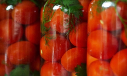 Ці пікантні помідорчики будете закривати відрами: смачна гостро-солодка закуска (РЕЦЕПТ)