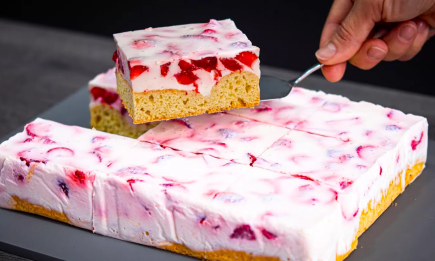 Заливаем лепешку кремом и получаем освежающий летний десерт: самый простой тортик (РЕЦЕПТ)