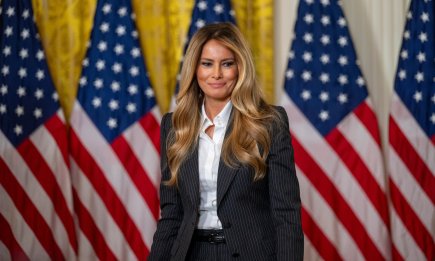 Мелания Трамп задает тренд на штанные костюмы: первая леди США покорила элегантным образом в Белом доме (ФОТО)