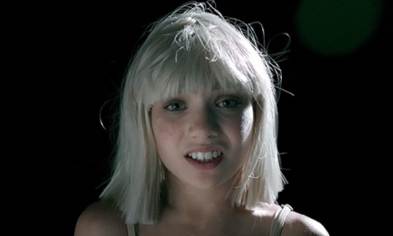 Как 12-летняя девочка показала разбитое сердце: Sia выпустила новый клип с гениальной белокурой танцовщицей