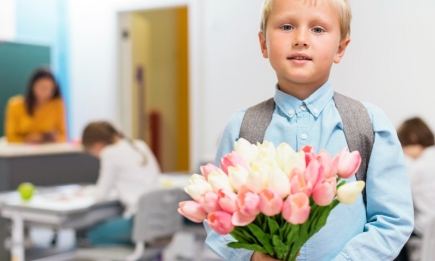 Букет для улюбленої вчительки: як обрати красиві квіти не за всі гроші і щоб довго стояли
