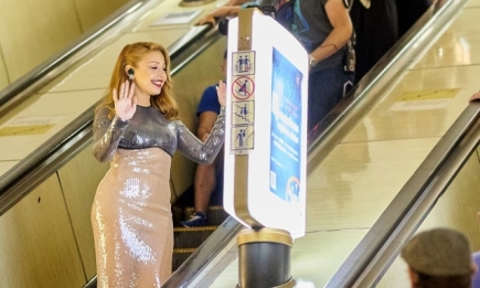 Тина Кароль в изысканном платье спустилась в киевское метро, чтобы спеть свои самые известные хиты (ФОТО)
