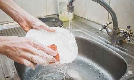 Отмоет лучше, чем в посудомойке: самодельное средство для мытья посуды без капли химии