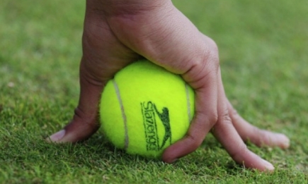 Упражнения с теннисным мячом от боли в спине и шее