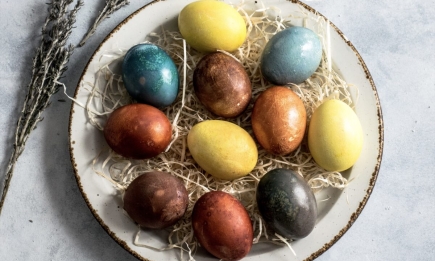 Звичайна серветка зробить вам “веселку”: як легко і просто зробити кольорові яйця на Великдень