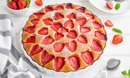 Апетитний літній пиріг з найпростіших продуктів: неймовірно смачна полунична випічка (РЕЦЕПТ)