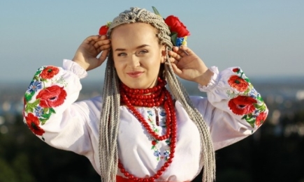 Победительница шоу "Голос країни" Алена Луценко выпустила дебютный клип: премьера видео "Над Україною"