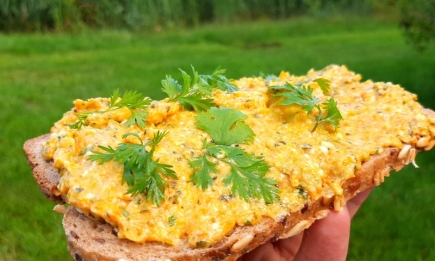 Салат, который можно мазать на хлеб: гора ароматной закуски за 40 гривен (РЕЦЕПТ)