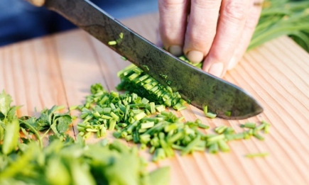Не выбрасывайте стебли зелени: 4 способа разумного применения на кухне
