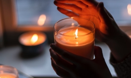 Чем заменить свечу во время отключения света: в ход идут подручные средства