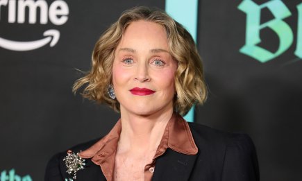 Икона стиля: 67-летняя Шэрон Стоун поразила выходом в полосатом костюме и зеленых туфлях (ФОТО)