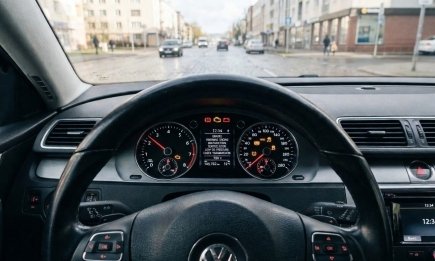 Що означають лампочки на панелі приладів авто: водіям пояснили значення індикаторів