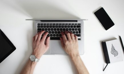 Большинство людей их не замечают: зачем действительно нужны эти "штрихи" на клавишах А и О