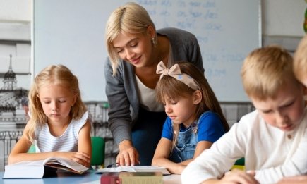 Не лише квіти та цукерки: 30 ідей подарунків для улюбленої вчительки