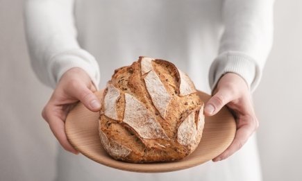 Буде, наче щойно з печі: пекарка показала хитрий трюк, що “поверне життя” замороженому хлібу (ВІДЕО)