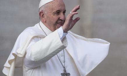 Папа Римский в центре скандала: он ударил вцепившуюся в него женщину, но затем извинился (ВИДЕО)