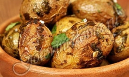 Рецепт постного блюда «Картофель с чесноком, запеченный в духовке». ФОТО