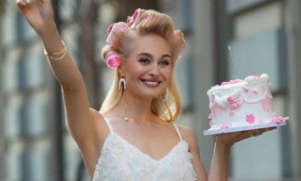 С бигудями на голове и в мини-платье: Анастасия Цимбалару ярко отпраздновала 33-летие посреди улиц (ФОТО)