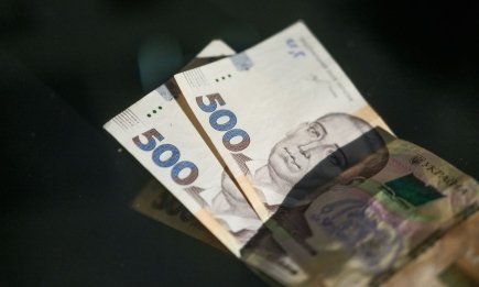 Украинцам начали выплачивать по 1500 гривен: кто получит деньги уже в апреле