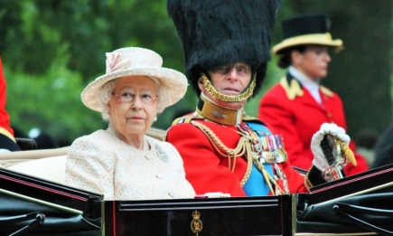 Королевский эксперт рассказал, что помогает королеве Елизавете II справляться с потерей мужа